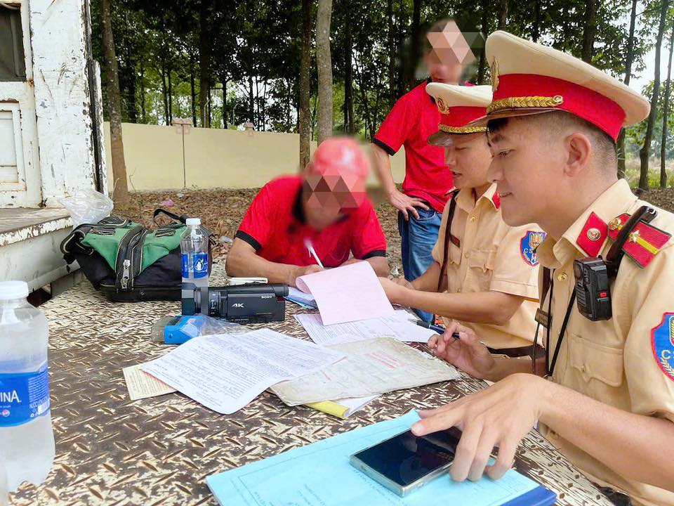 Cảnh tượng nghẹt thở tr&ecirc;n chuyến xe kh&aacute;ch ng&agrave;y Tết, t&agrave;i xế "bay" ng&agrave;y gần 70 triệu đồng- Ảnh 2.