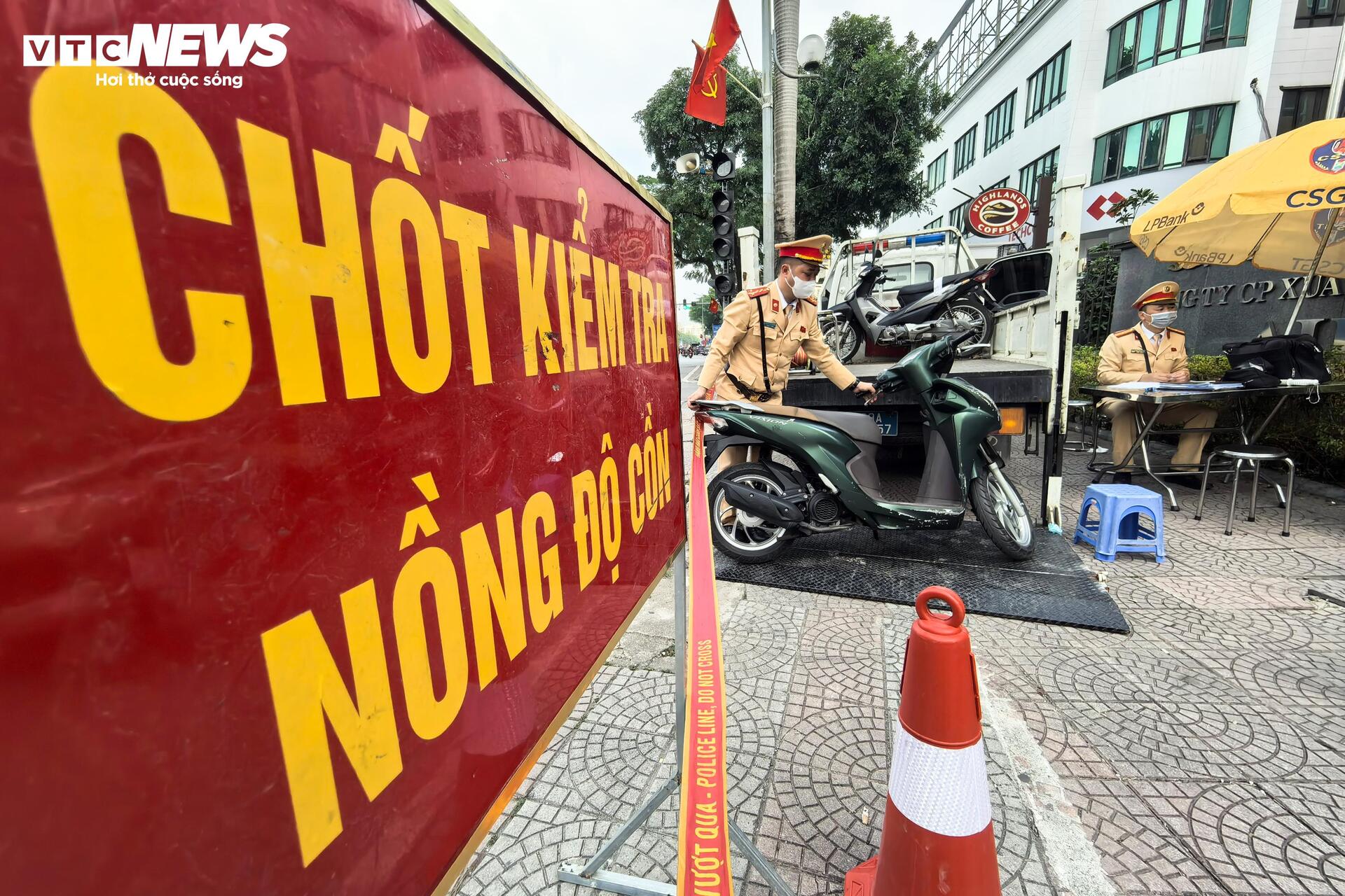 Gi&aacute;p Tết, h&agrave;ng loạt t&agrave;i xế xe bu&yacute;t, xe kh&aacute;ch bị kiểm tra nồng độ cồn- Ảnh 10.