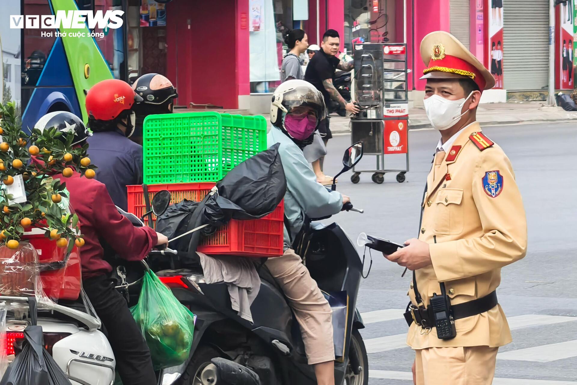 Gi&aacute;p Tết, h&agrave;ng loạt t&agrave;i xế xe bu&yacute;t, xe kh&aacute;ch bị kiểm tra nồng độ cồn- Ảnh 5.