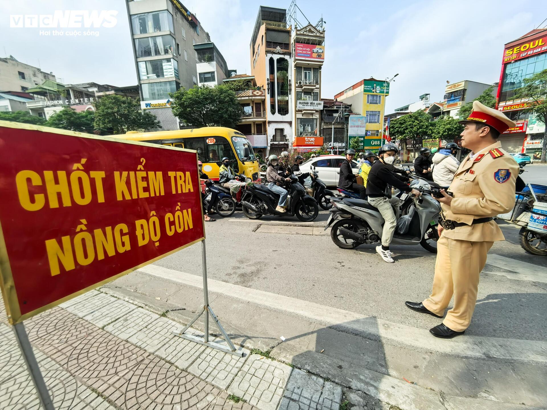 Gi&aacute;p Tết, h&agrave;ng loạt t&agrave;i xế xe bu&yacute;t, xe kh&aacute;ch bị kiểm tra nồng độ cồn- Ảnh 1.