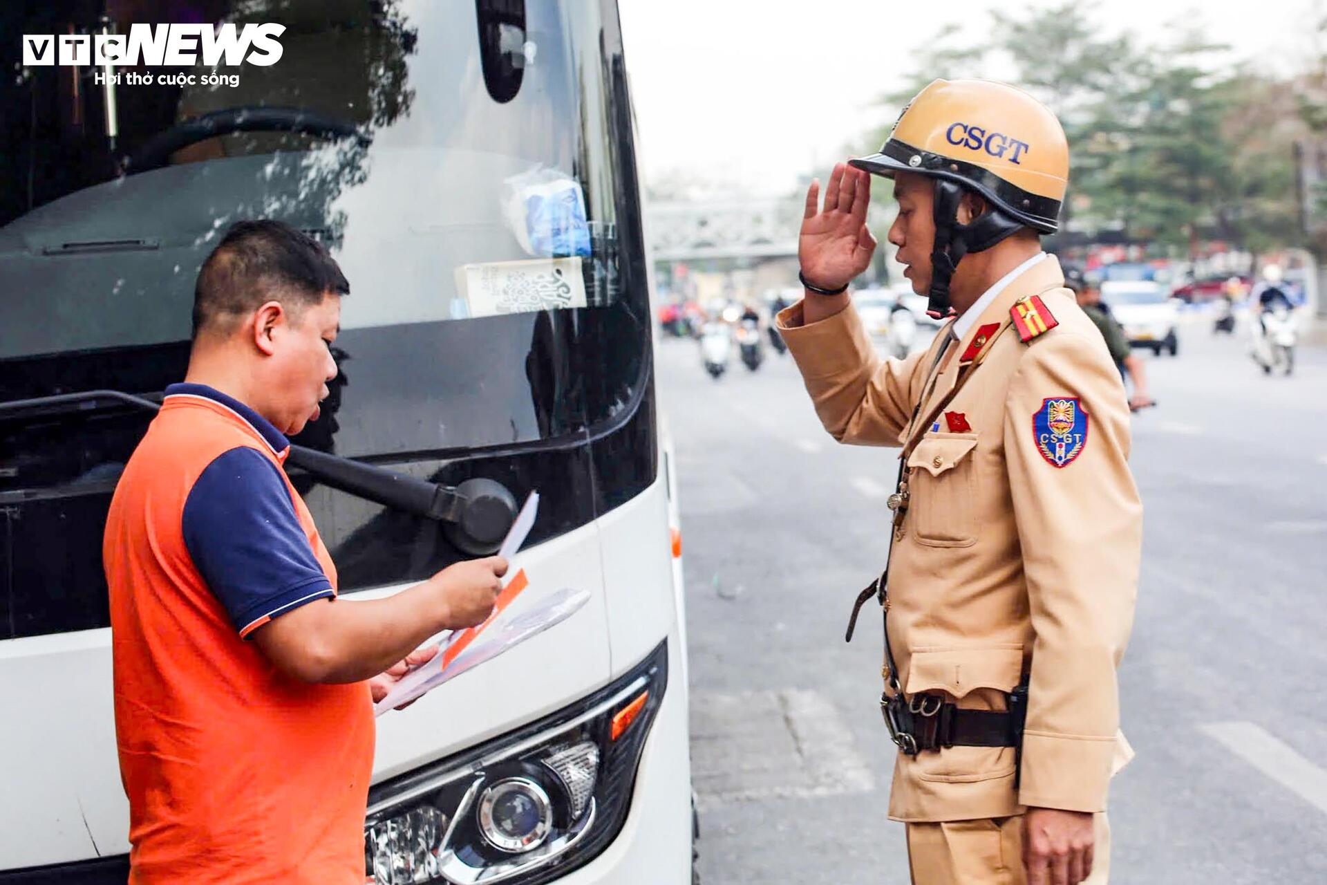 Gi&aacute;p Tết, h&agrave;ng loạt t&agrave;i xế xe bu&yacute;t, xe kh&aacute;ch bị kiểm tra nồng độ cồn- Ảnh 11.