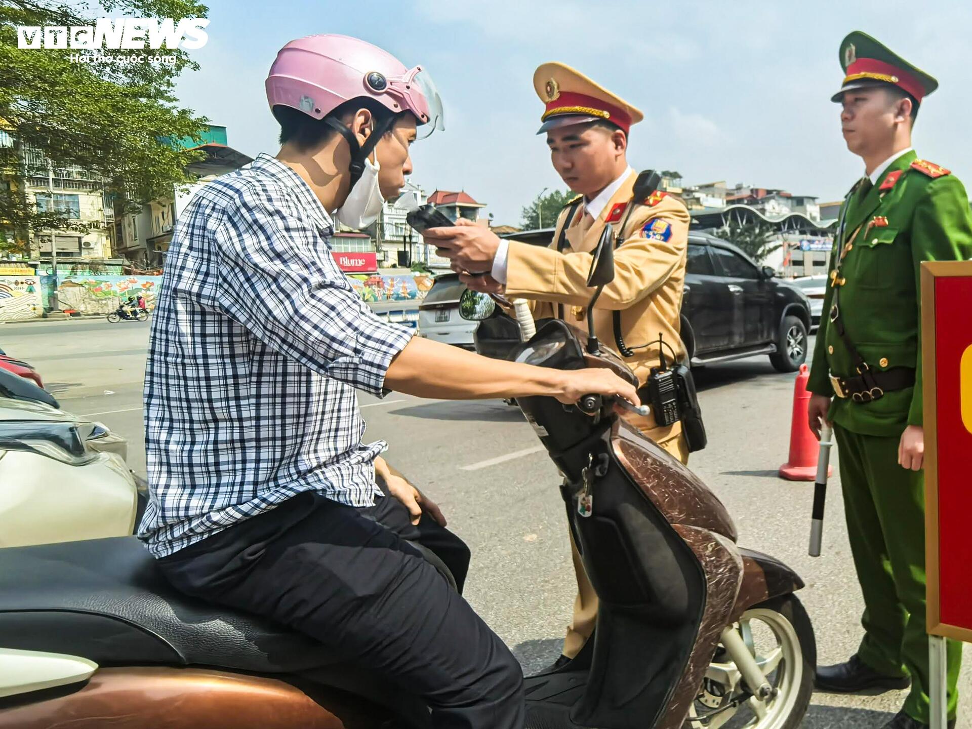 Gi&aacute;p Tết, h&agrave;ng loạt t&agrave;i xế xe bu&yacute;t, xe kh&aacute;ch bị kiểm tra nồng độ cồn- Ảnh 6.