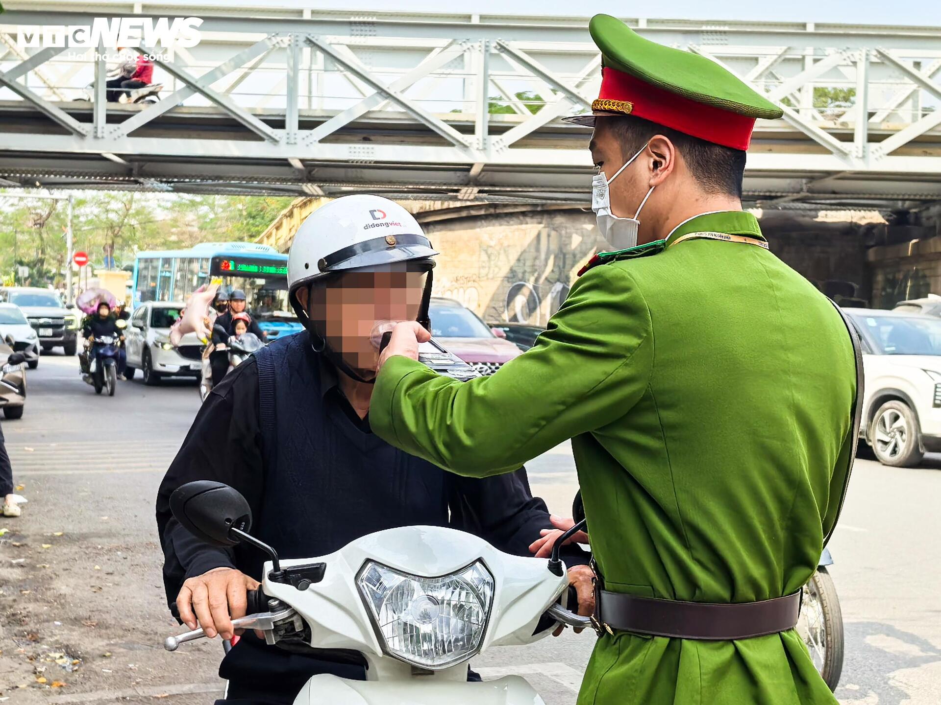 Gi&aacute;p Tết, h&agrave;ng loạt t&agrave;i xế xe bu&yacute;t, xe kh&aacute;ch bị kiểm tra nồng độ cồn- Ảnh 7.