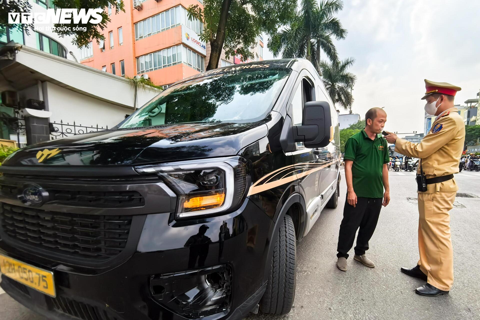 Gi&aacute;p Tết, h&agrave;ng loạt t&agrave;i xế xe bu&yacute;t, xe kh&aacute;ch bị kiểm tra nồng độ cồn- Ảnh 3.