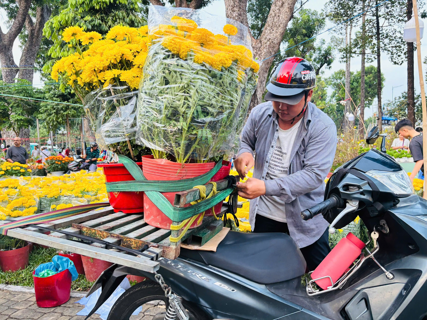 Shipper tất bật chở hoa những ng&agrave;y cận Tết- Ảnh 6.