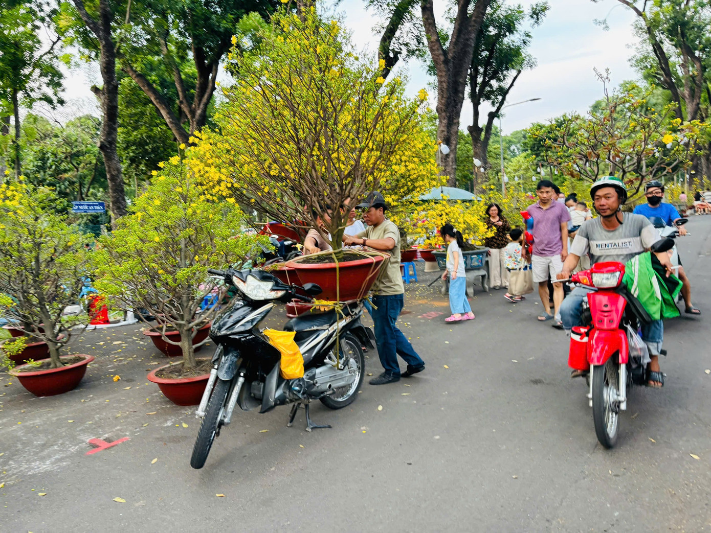 Shipper tất bật chở hoa những ng&agrave;y cận Tết- Ảnh 10.