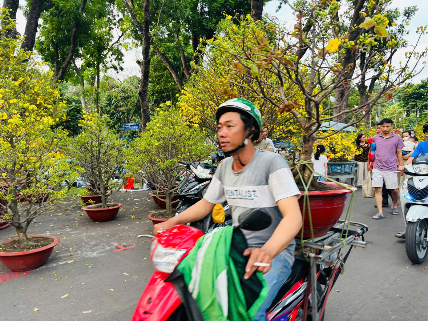 Shipper tất bật chở hoa những ng&agrave;y cận Tết- Ảnh 3.