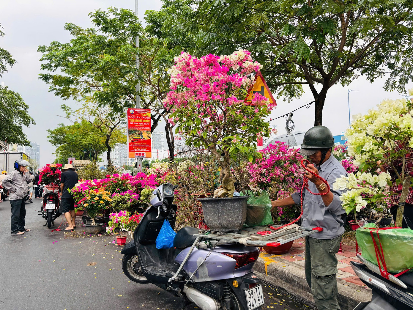 Shipper tất bật chở hoa những ng&agrave;y cận Tết- Ảnh 1.