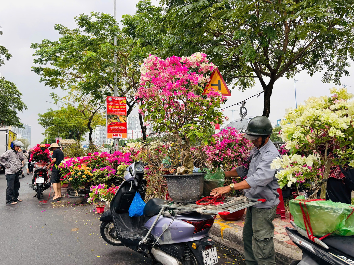 Shipper tất bật chở hoa những ng&agrave;y cận Tết- Ảnh 2.