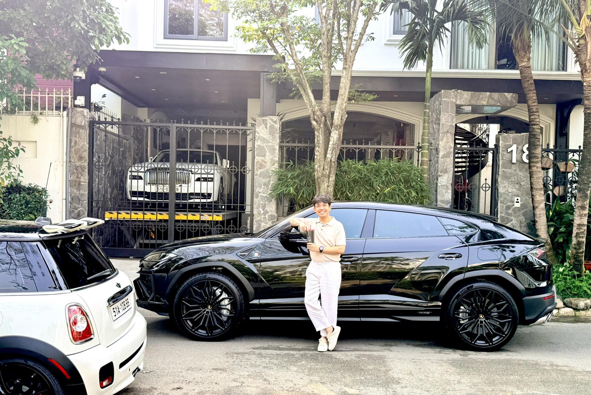 Minh Nhựa chính thức khoe biển số Lamborghini Urus SE: Biển thần tài nhỏ ‘đỉnh nóc’, quá khứ bất ngờ gây chú ý- Ảnh 4. Minh Nhựa chính thức khoe biển số Lamborghini Urus SE: Biển thần tài nhỏ ‘đỉnh nóc’, quá khứ bất ngờ gây chú ý- Ảnh 4.
