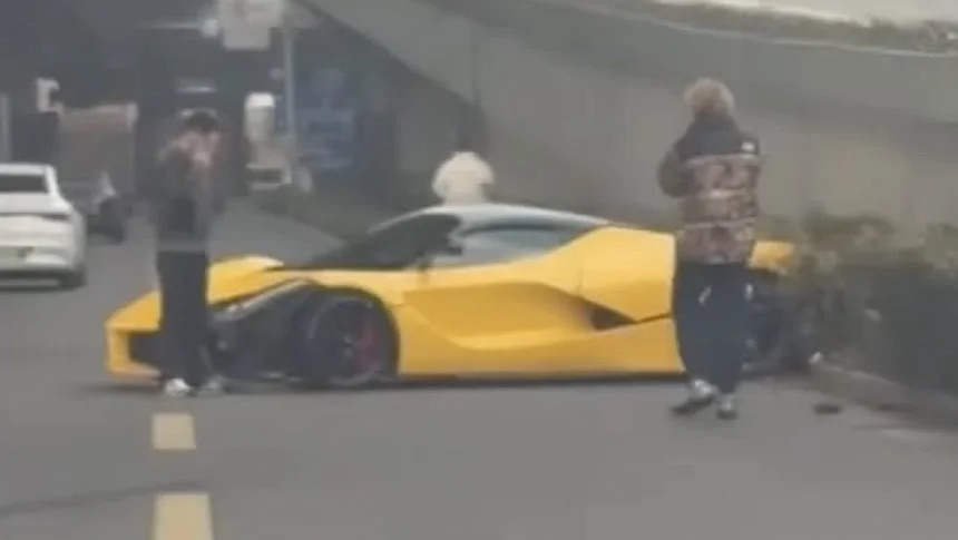 Chiếc Ferrari LaFerrari 'đen đủi' nhất thế giới: 10 năm 2 lần đại tu, tiền sửa quá tội tiền mua xe mới- Ảnh 1. Chiếc Ferrari LaFerrari 'đen đủi' nhất thế giới: 10 năm 2 lần đại tu, tiền sửa quá tội tiền mua xe mới- Ảnh 1.