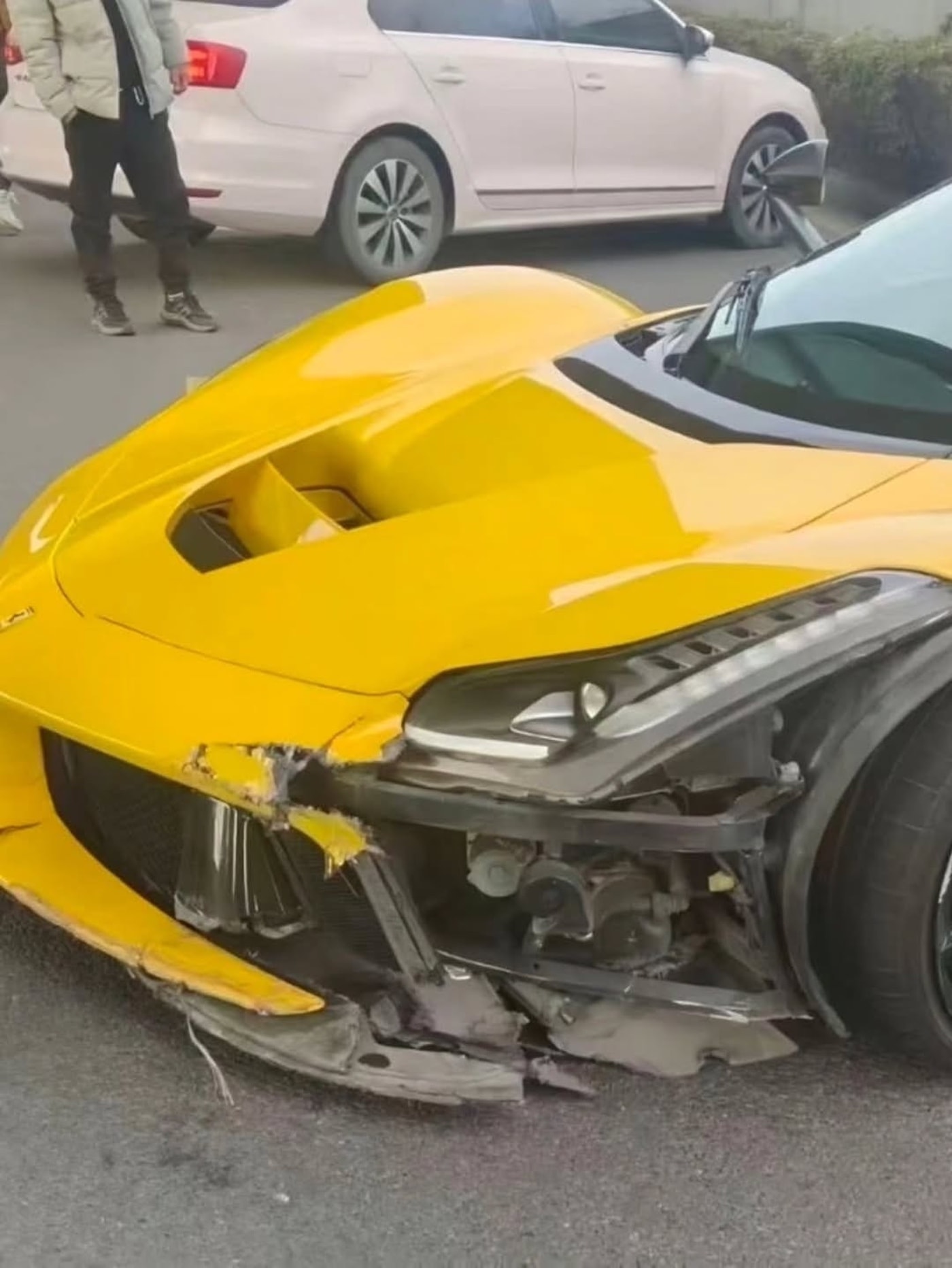 Chiếc Ferrari LaFerrari 'đen đủi' nhất thế giới: 10 năm 2 lần đại tu, tiền sửa quá tội tiền mua xe mới- Ảnh 4. Chiếc Ferrari LaFerrari 'đen đủi' nhất thế giới: 10 năm 2 lần đại tu, tiền sửa quá tội tiền mua xe mới- Ảnh 4.