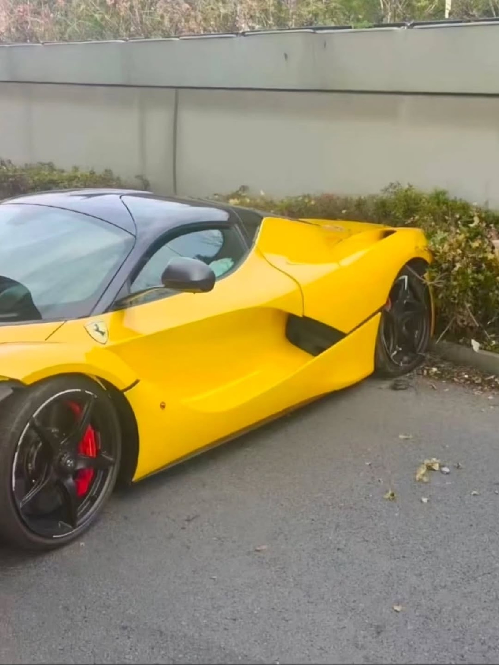 Chiếc Ferrari LaFerrari 'đen đủi' nhất thế giới: 10 năm 2 lần đại tu, tiền sửa quá tội tiền mua xe mới- Ảnh 5. Chiếc Ferrari LaFerrari 'đen đủi' nhất thế giới: 10 năm 2 lần đại tu, tiền sửa quá tội tiền mua xe mới- Ảnh 5.