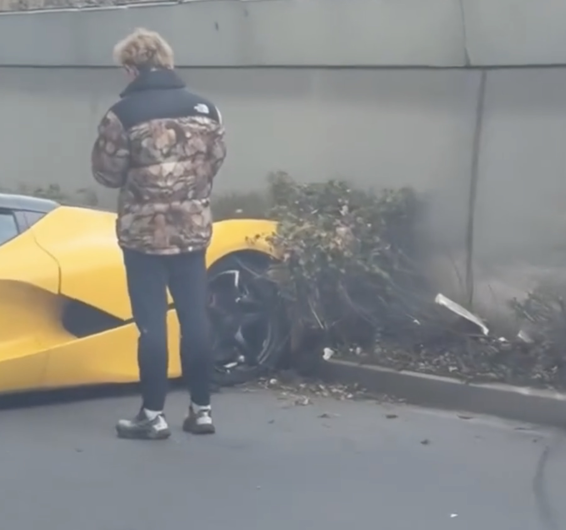 Chiếc Ferrari LaFerrari 'đen đủi' nhất thế giới: 10 năm 2 lần đại tu, tiền sửa quá tội tiền mua xe mới- Ảnh 6. Chiếc Ferrari LaFerrari 'đen đủi' nhất thế giới: 10 năm 2 lần đại tu, tiền sửa quá tội tiền mua xe mới- Ảnh 6.