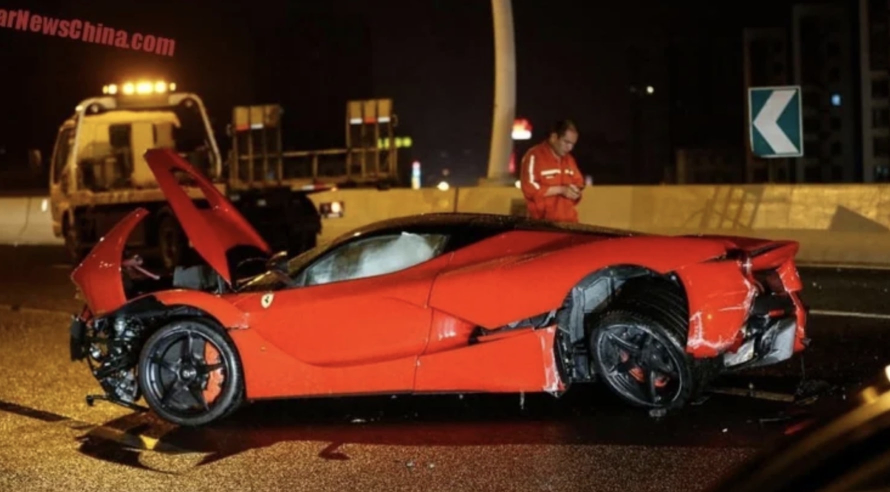 Chiếc Ferrari LaFerrari 'đen đủi' nhất thế giới: 10 năm 2 lần đại tu, tiền sửa quá tội tiền mua xe mới- Ảnh 2. Chiếc Ferrari LaFerrari 'đen đủi' nhất thế giới: 10 năm 2 lần đại tu, tiền sửa quá tội tiền mua xe mới- Ảnh 2.