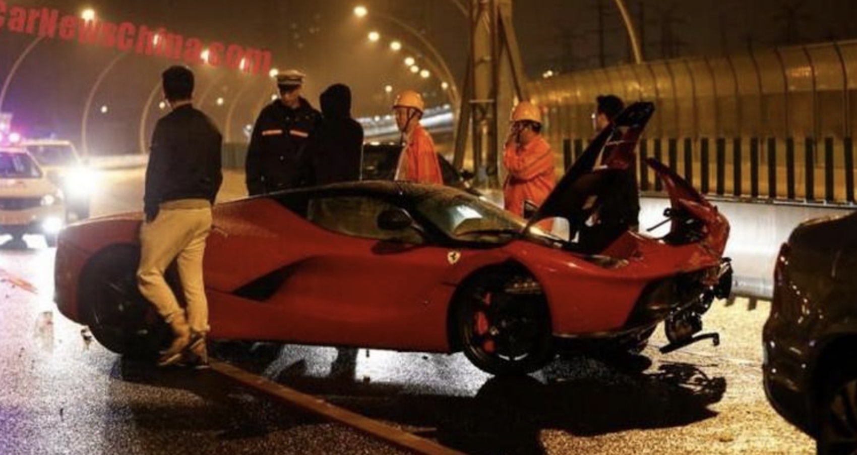 Chiếc Ferrari LaFerrari 'đen đủi' nhất thế giới: 10 năm 2 lần đại tu, tiền sửa quá tội tiền mua xe mới- Ảnh 3. Chiếc Ferrari LaFerrari 'đen đủi' nhất thế giới: 10 năm 2 lần đại tu, tiền sửa quá tội tiền mua xe mới- Ảnh 3.