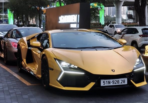 Lamborghini Revuelto đầu tiên tại Việt Nam ra biển: Xe đắt ngang 4 căn chung cư cao cấp nhưng tiền biển 'check var' xong mới bất ngờ- Ảnh 1. Lamborghini Revuelto đầu tiên tại Việt Nam ra biển: Xe đắt ngang 4 căn chung cư cao cấp nhưng tiền biển 'check var' xong mới bất ngờ- Ảnh 1.