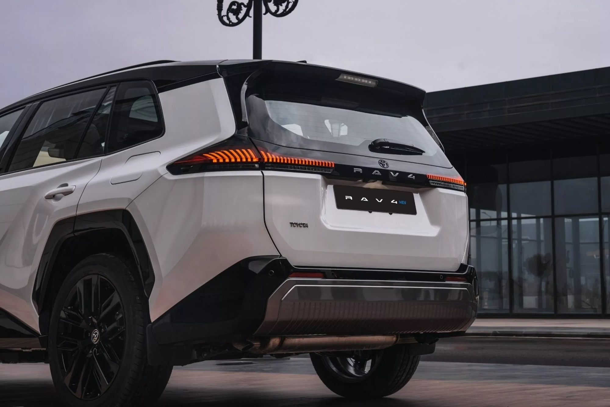 Toyota RAV4 đời mới thêm bản xăng cạnh tranh CX-5, CR-V