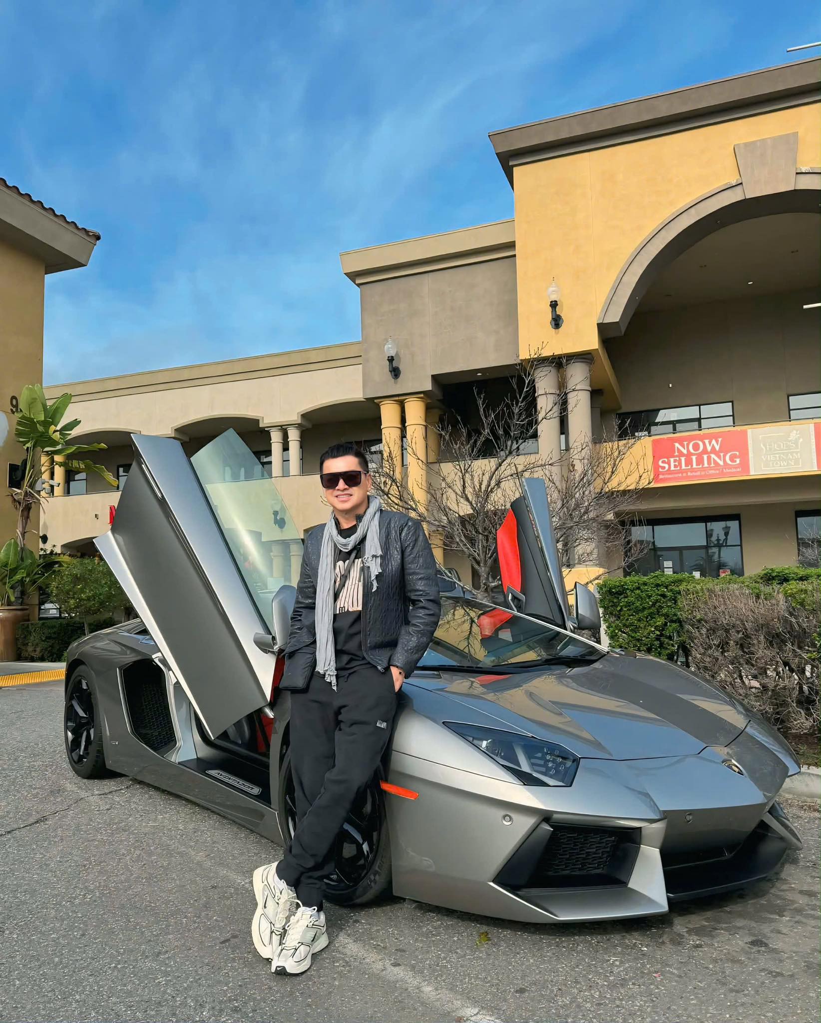 Nam nghệ sĩ Việt 67 tuổi trẻ như 40 khi đứng b&ecirc;n si&ecirc;u xe, thảo n&agrave;o mẹ đơn th&acirc;n k&eacute;m 37 tuổi m&ecirc; mẩn- Ảnh 1.