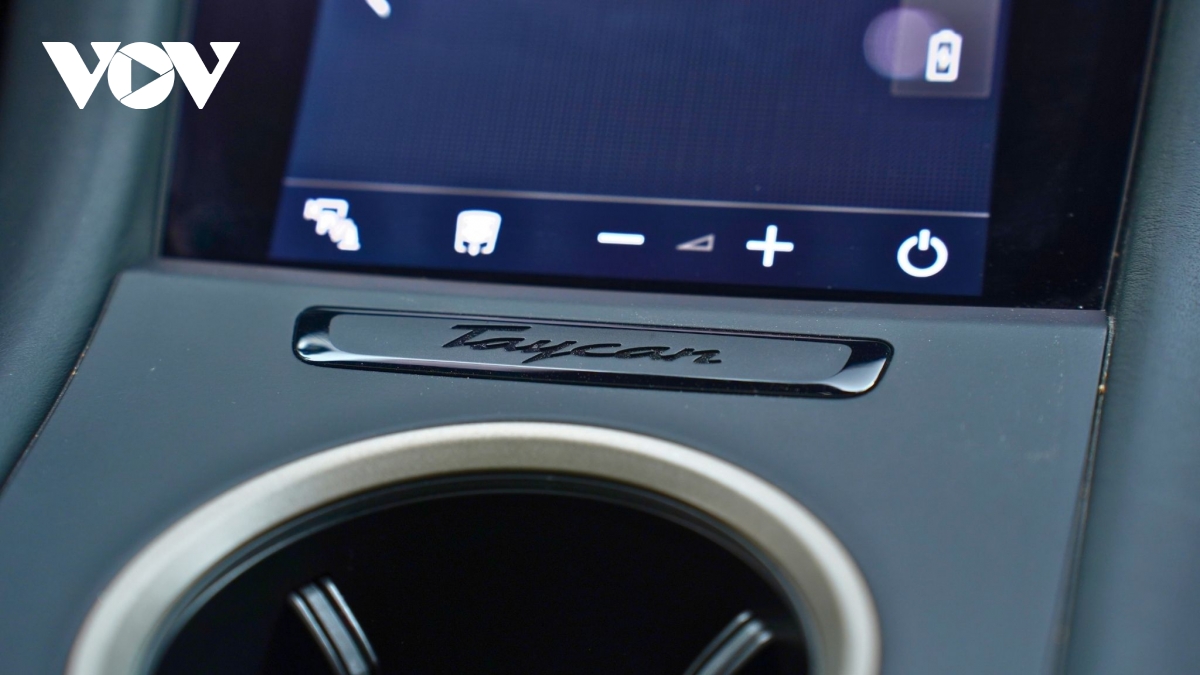 Ngắm Porsche Taycan Turbo Cross Turismo m&agrave;u độc lạ gi&aacute; gần 9 tỷ đồng- Ảnh 22.