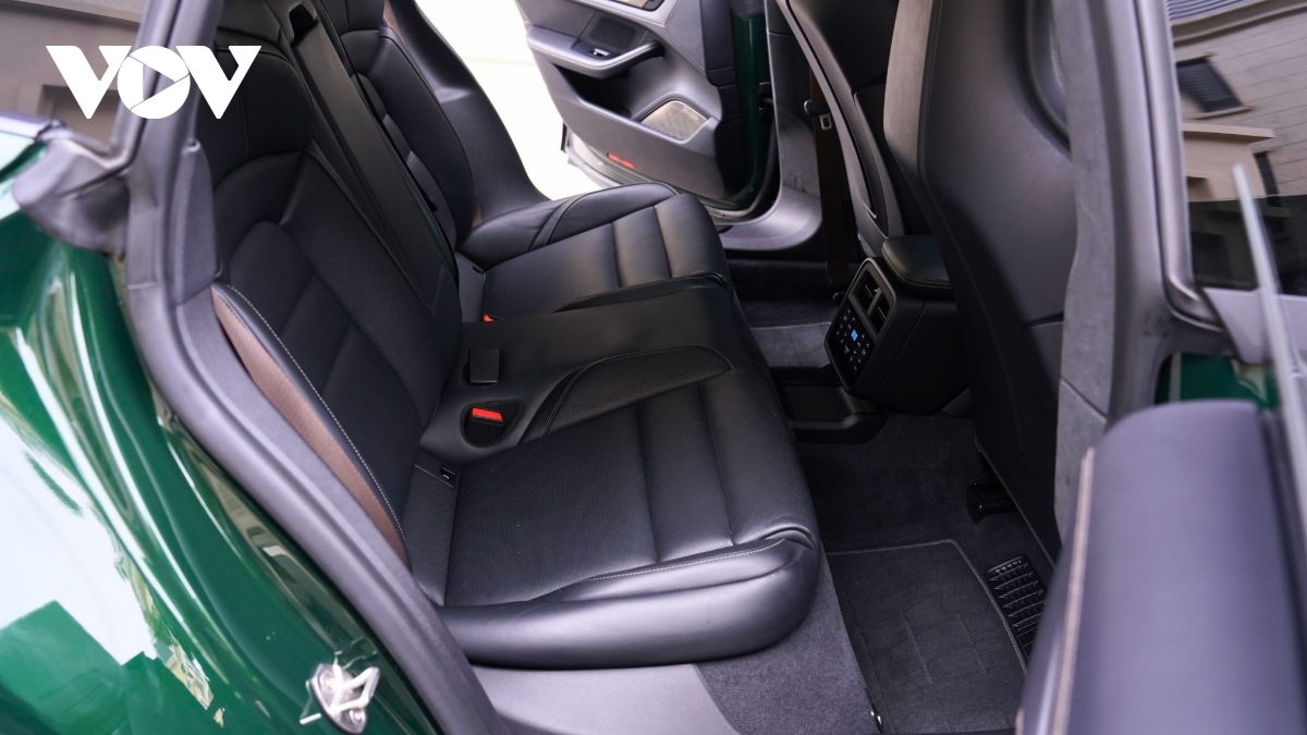 Ngắm Porsche Taycan Turbo Cross Turismo m&agrave;u độc lạ gi&aacute; gần 9 tỷ đồng- Ảnh 12.