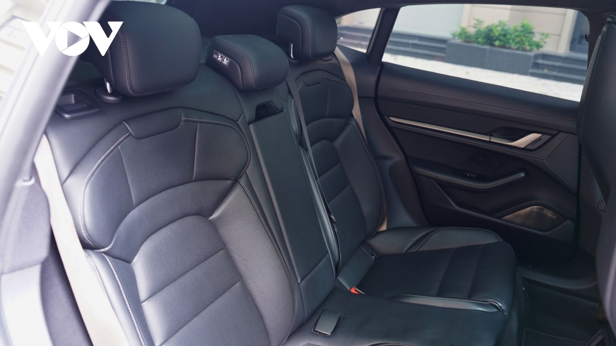 Ngắm Porsche Taycan Turbo Cross Turismo m&agrave;u độc lạ gi&aacute; gần 9 tỷ đồng- Ảnh 13.