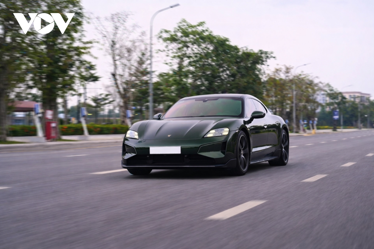 Ngắm Porsche Taycan Turbo Cross Turismo m&agrave;u độc lạ gi&aacute; gần 9 tỷ đồng- Ảnh 9.