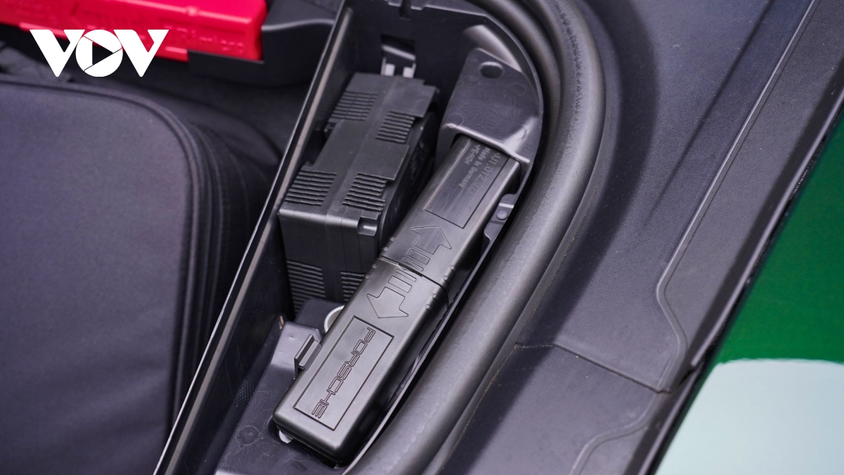 Ngắm Porsche Taycan Turbo Cross Turismo m&agrave;u độc lạ gi&aacute; gần 9 tỷ đồng- Ảnh 45.