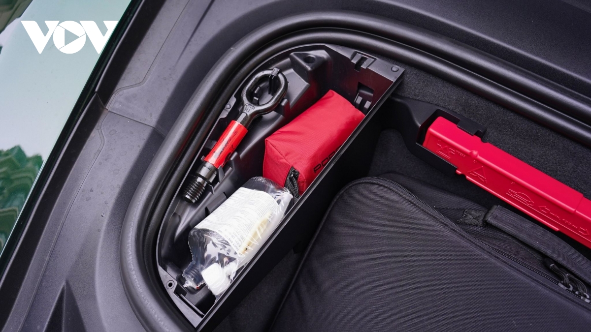 Ngắm Porsche Taycan Turbo Cross Turismo m&agrave;u độc lạ gi&aacute; gần 9 tỷ đồng- Ảnh 46.