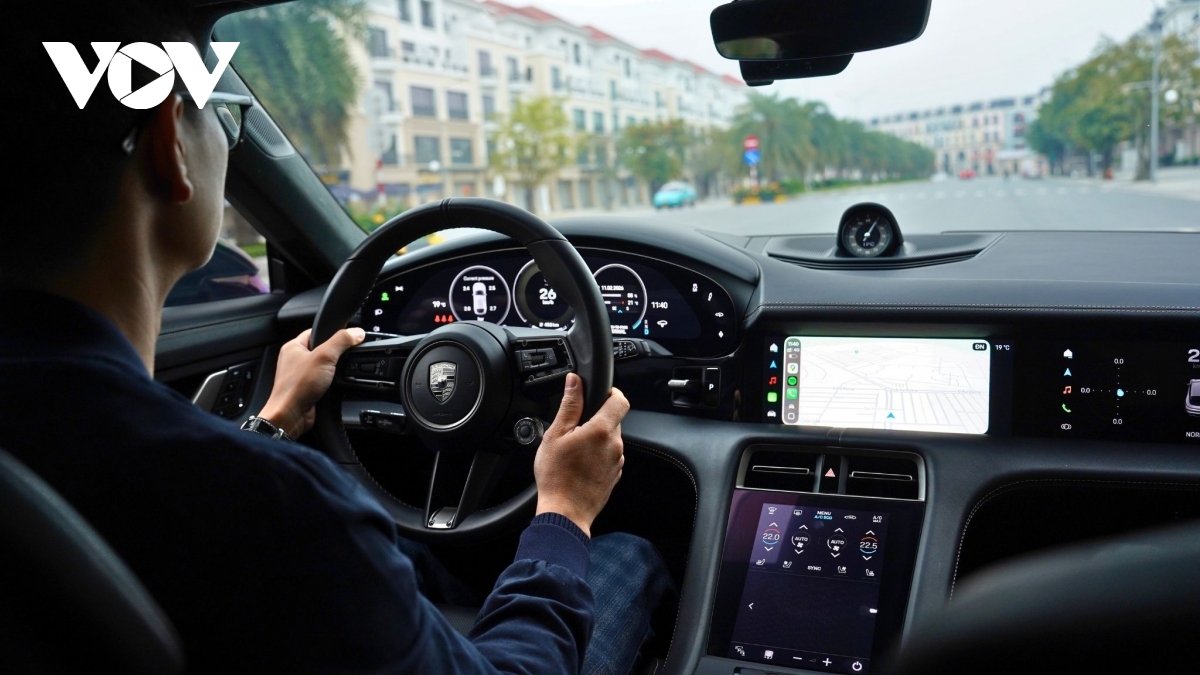 Ngắm Porsche Taycan Turbo Cross Turismo m&agrave;u độc lạ gi&aacute; gần 9 tỷ đồng- Ảnh 7.