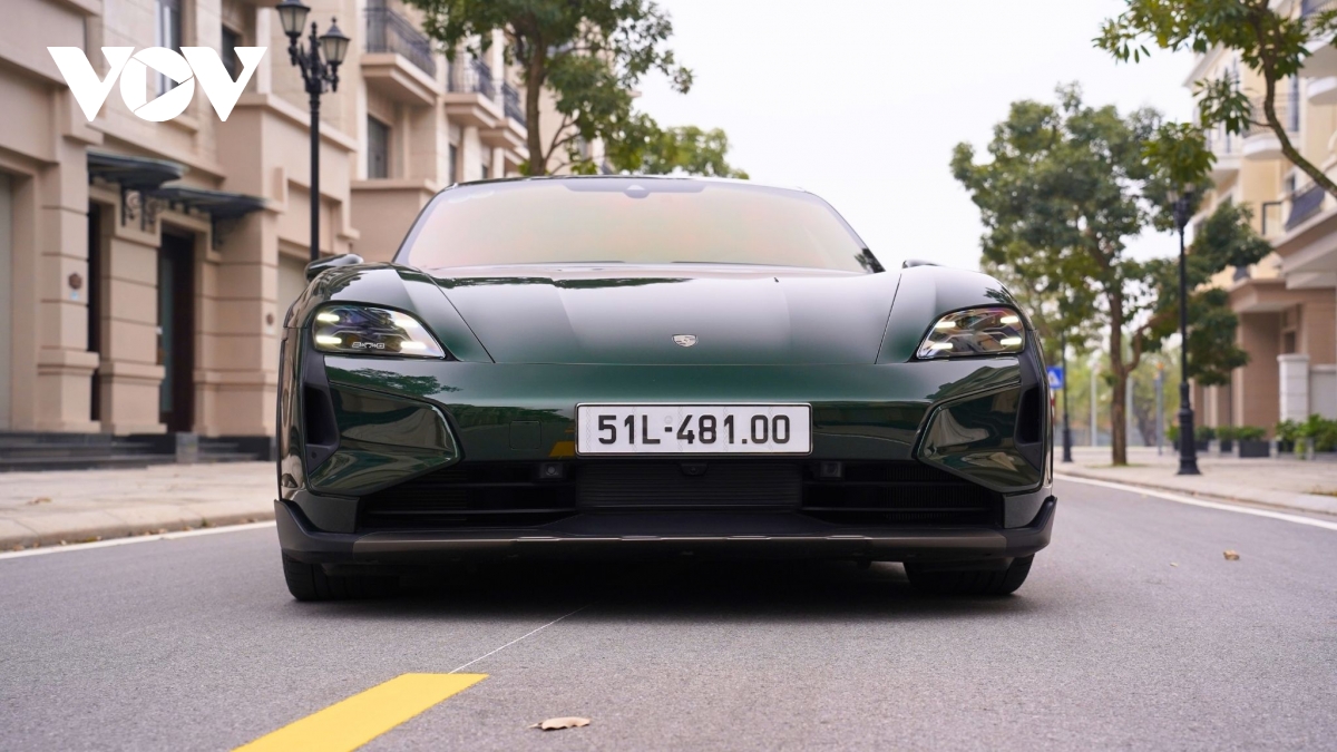 Ngắm Porsche Taycan Turbo Cross Turismo m&agrave;u độc lạ gi&aacute; gần 9 tỷ đồng- Ảnh 47.