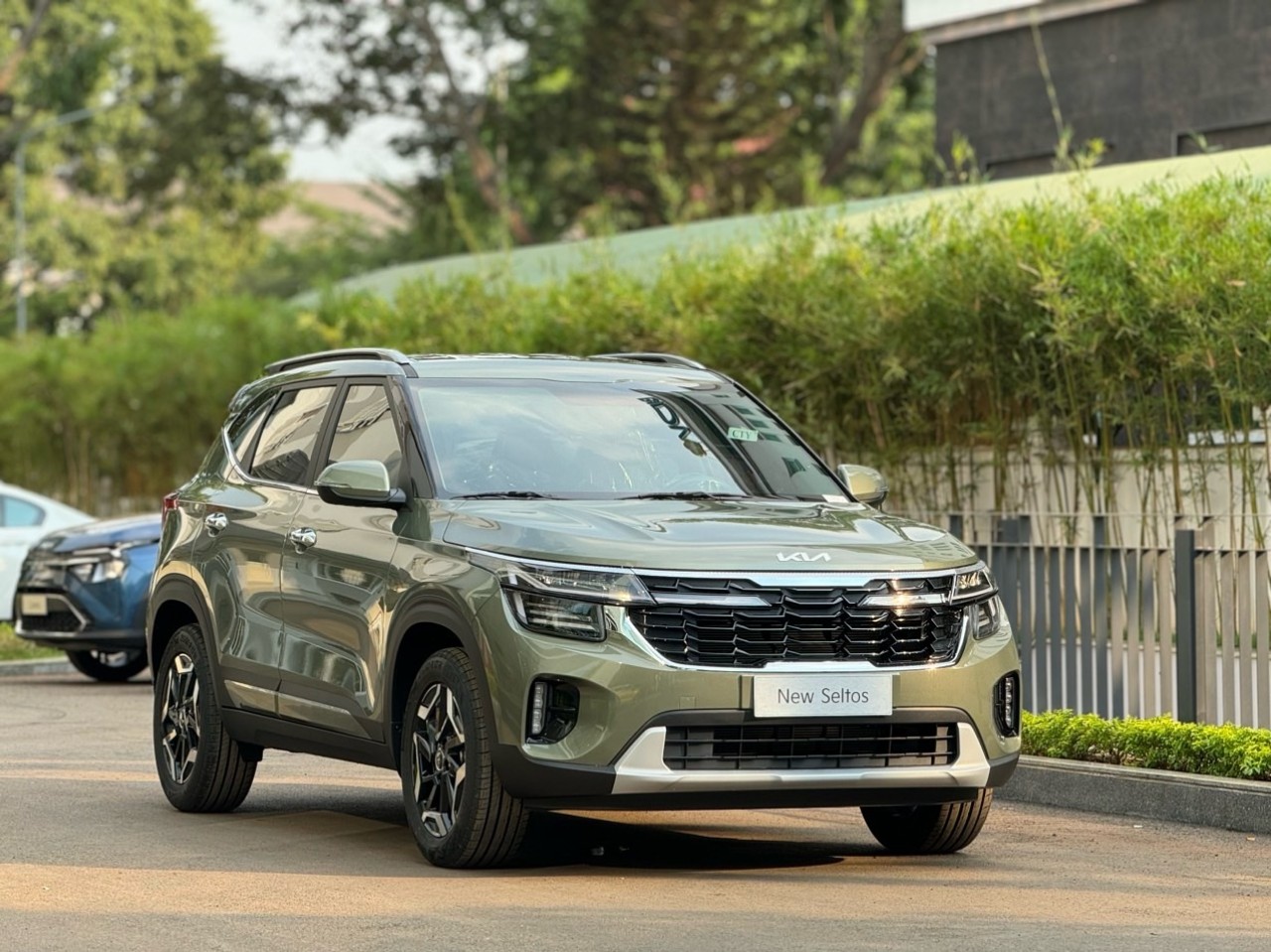 Kia Seltos lập kỷ lục doanh số: Cứ 1 ngày có 274 xe được bán, trong đó 3 khách mua thì 1 người chọn bản 'full option'- Ảnh 4. Kia Seltos lập kỷ lục doanh số: Cứ 1 ngày có 274 xe được bán, trong đó 3 khách mua thì 1 người chọn bản 'full option'- Ảnh 4.