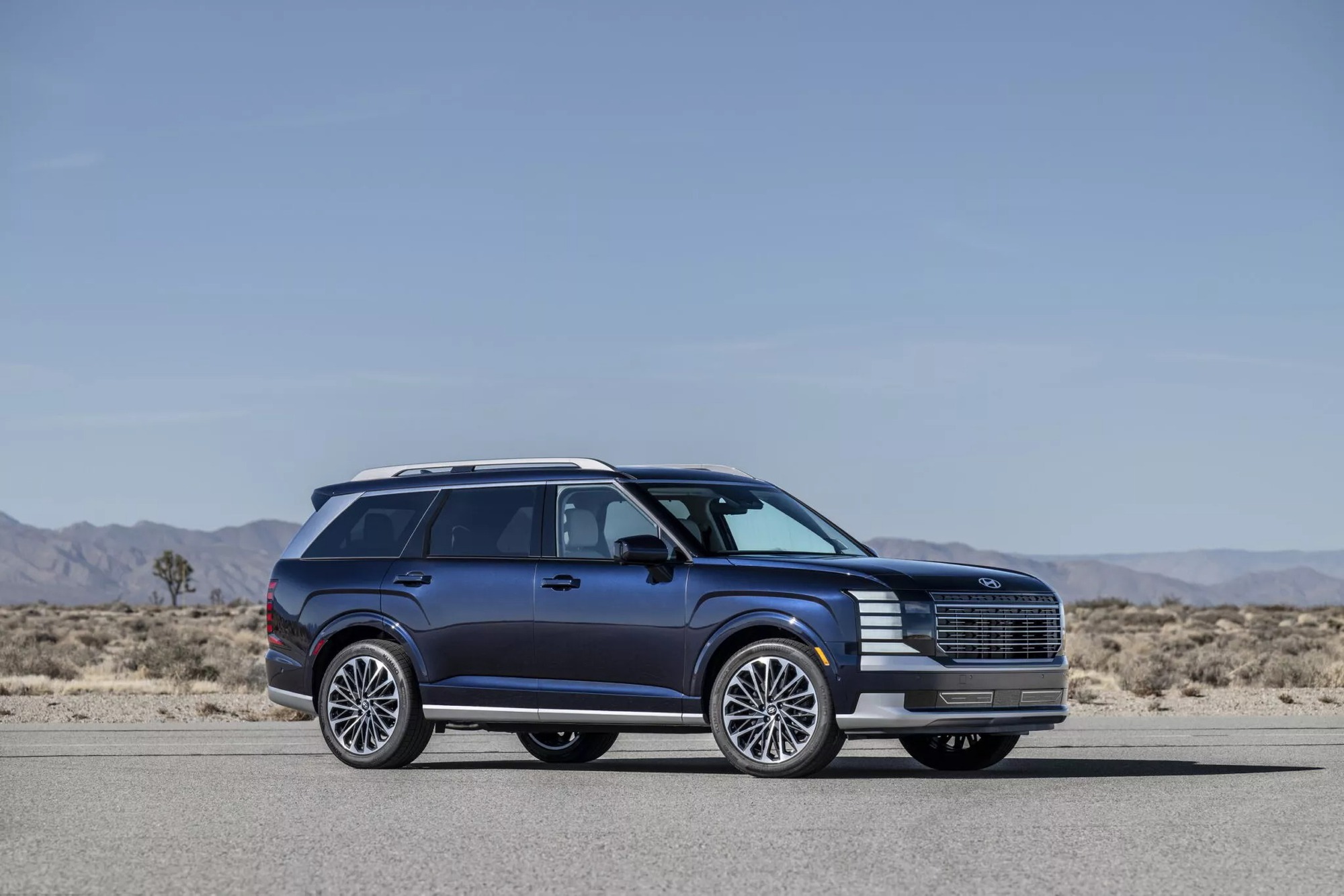 Thị trường ô tô Việt sắp đổi trật tự: Ai sẽ ra đòn quyết định? VinFast, Mazda, Hyundai, Toyota hay là…- Ảnh 2. Thị trường ô tô Việt sắp đổi trật tự: Ai sẽ ra đòn quyết định? VinFast, Mazda, Hyundai, Toyota hay là…- Ảnh 2.