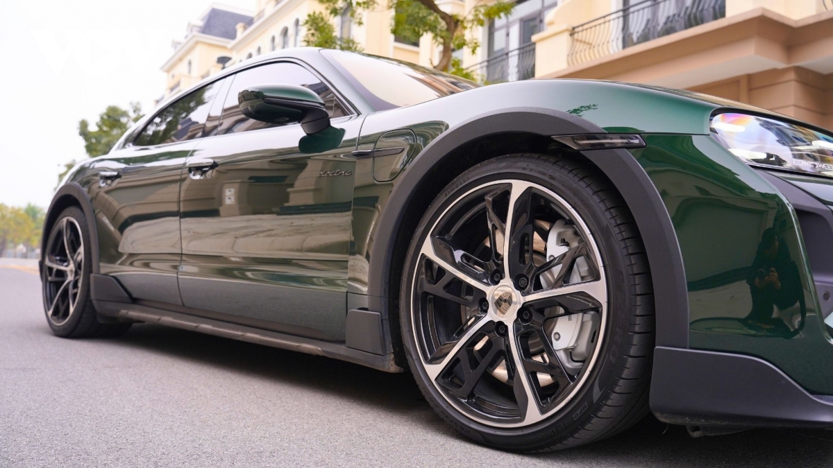 Ngắm Porsche Taycan Turbo Cross Turismo m&agrave;u độc lạ gi&aacute; gần 9 tỷ đồng- Ảnh 52.