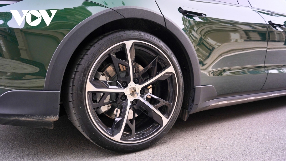 Ngắm Porsche Taycan Turbo Cross Turismo m&agrave;u độc lạ gi&aacute; gần 9 tỷ đồng- Ảnh 3.