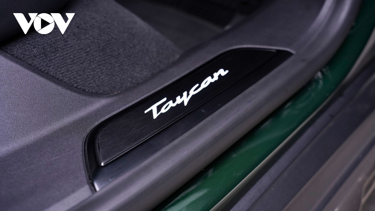 Ngắm Porsche Taycan Turbo Cross Turismo m&agrave;u độc lạ gi&aacute; gần 9 tỷ đồng- Ảnh 18.