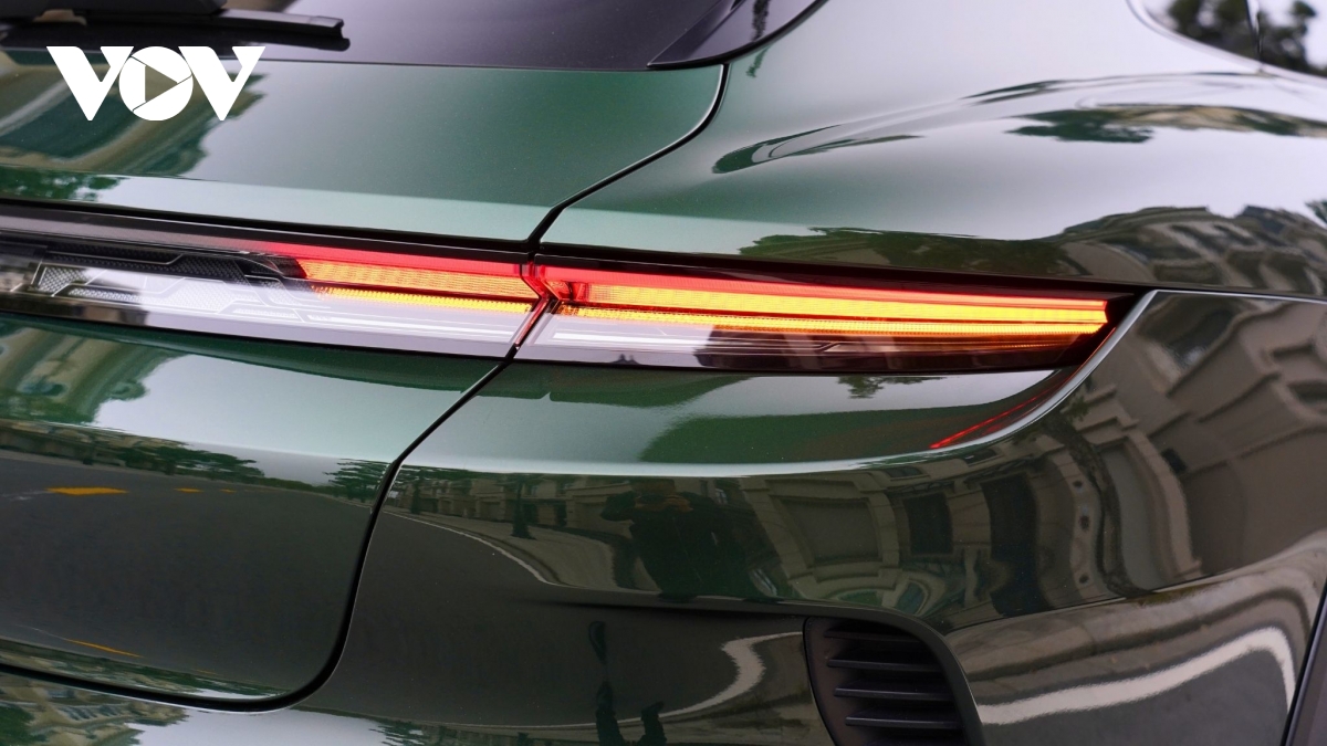 Ngắm Porsche Taycan Turbo Cross Turismo m&agrave;u độc lạ gi&aacute; gần 9 tỷ đồng- Ảnh 63.