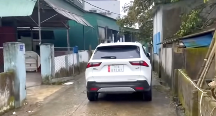 C&ocirc;ng an v&agrave;o cuộc vụ t&agrave;i xế đỗ xe 'kh&oacute;a đu&ocirc;i', th&aacute;ch thức 'đỗ đến mai'- Ảnh 1.