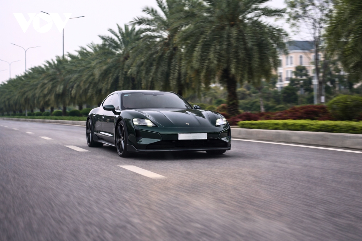 Ngắm Porsche Taycan Turbo Cross Turismo m&agrave;u độc lạ gi&aacute; gần 9 tỷ đồng- Ảnh 8.