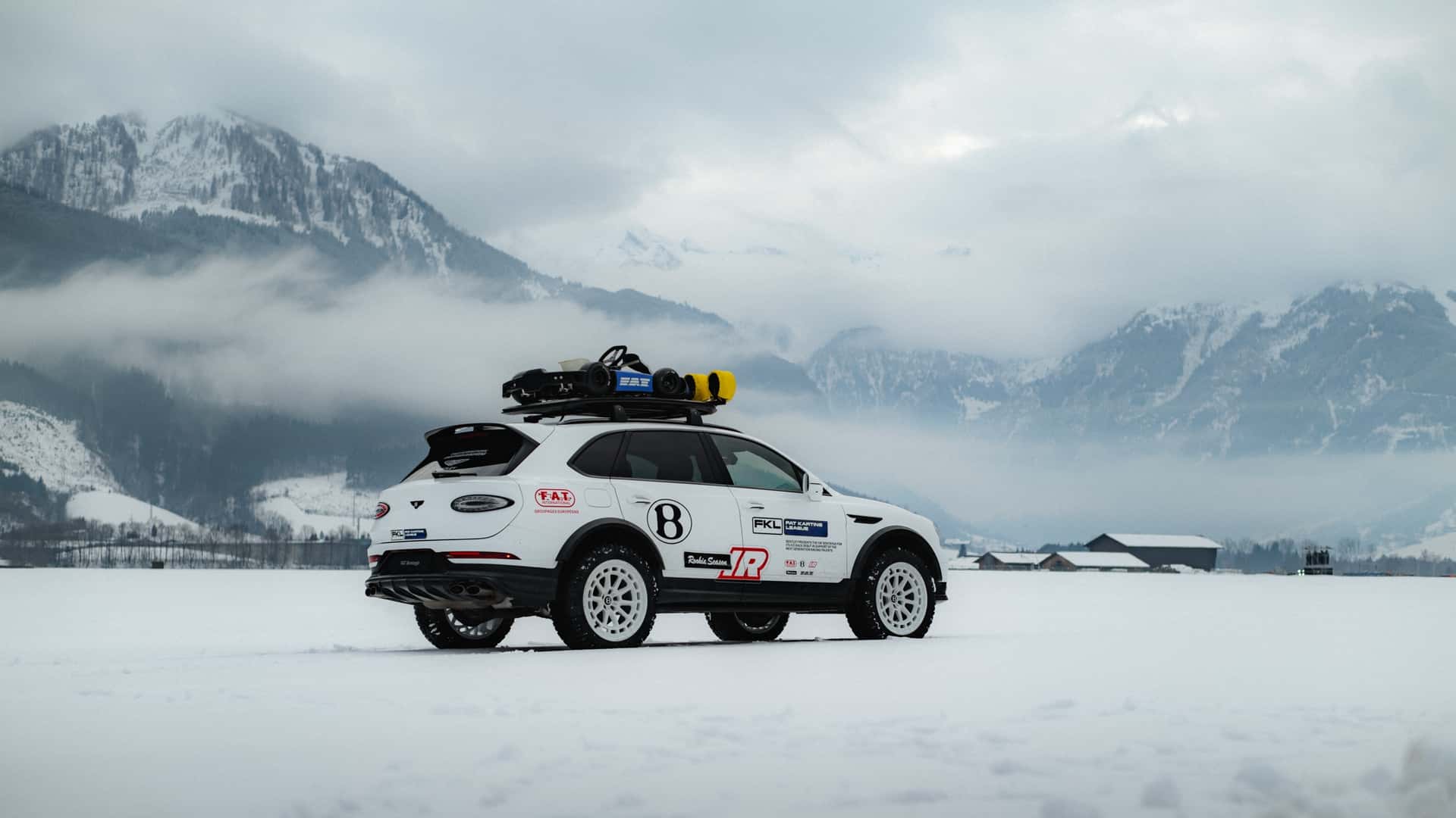 Bentley Bentayga c&oacute; bản độ cho người m&ecirc; offroad: Ngoại h&igrave;nh hầm hố, th&ecirc;m lốp địa h&igrave;nh, khoảng s&aacute;ng gầm n&acirc;ng l&ecirc;n hơn 30cm, c&oacute; chiếc go-kart tr&ecirc;n n&oacute;c xe- Ảnh 4.