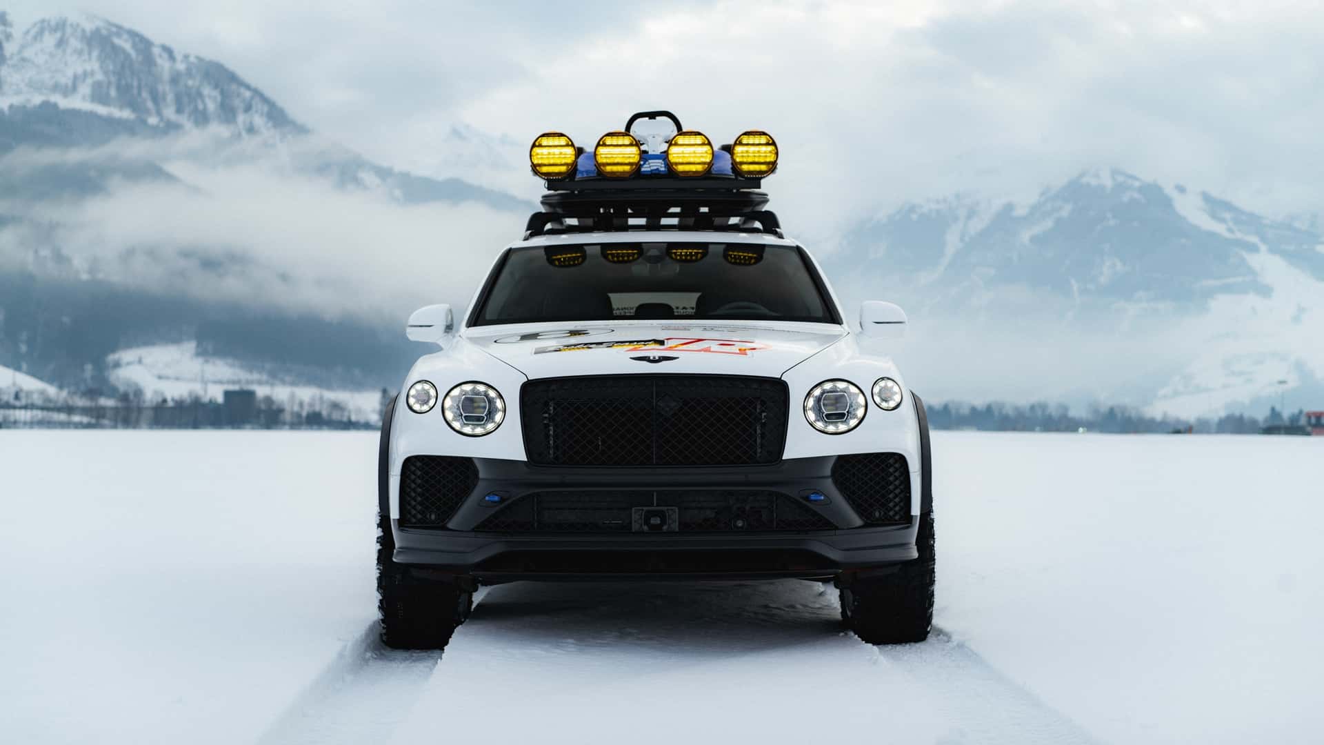 Bentley Bentayga c&oacute; bản độ cho người m&ecirc; offroad: Ngoại h&igrave;nh hầm hố, th&ecirc;m lốp địa h&igrave;nh, khoảng s&aacute;ng gầm n&acirc;ng l&ecirc;n hơn 30cm, c&oacute; chiếc go-kart tr&ecirc;n n&oacute;c xe- Ảnh 3.