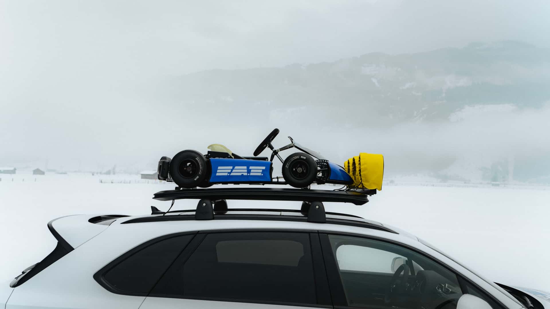 Bentley Bentayga c&oacute; bản độ cho người m&ecirc; offroad: Ngoại h&igrave;nh hầm hố, th&ecirc;m lốp địa h&igrave;nh, khoảng s&aacute;ng gầm n&acirc;ng l&ecirc;n hơn 30cm, c&oacute; chiếc go-kart tr&ecirc;n n&oacute;c xe- Ảnh 5.