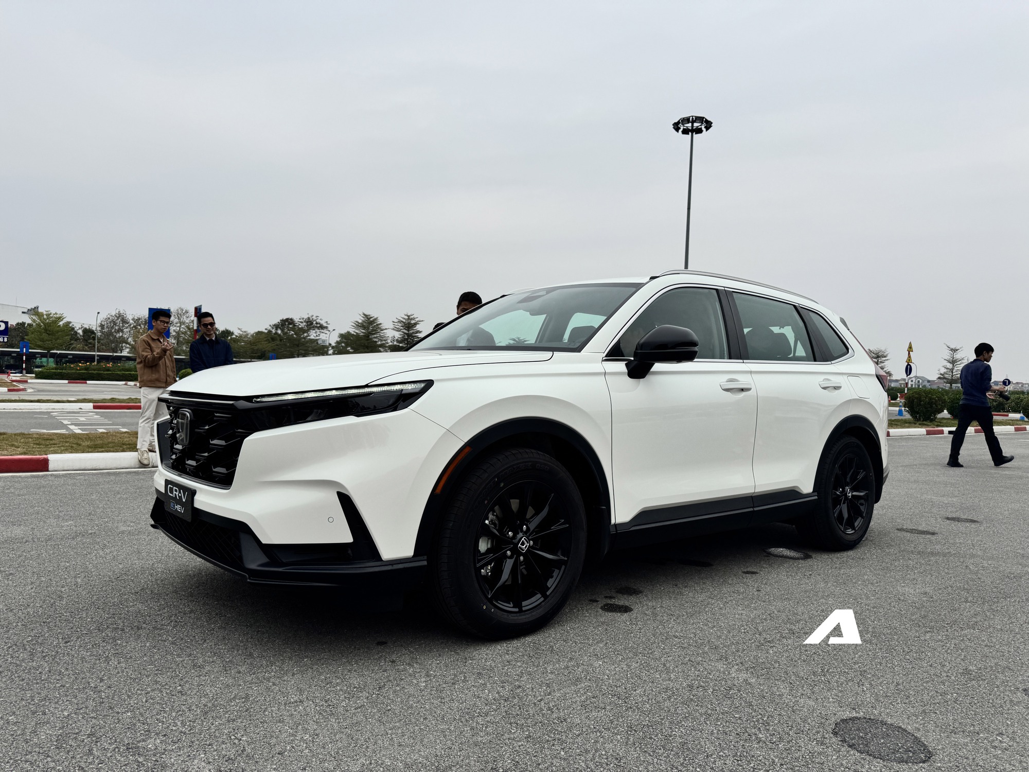 Chi tiết Honda CR-V e:HEV L tại Việt Nam: Có cần số nút bấm và 12 loa Bose nhưng thiếu cửa sổ trời, dễ ‘vừa miếng’ hơn bản RS- Ảnh 1. Chi tiết Honda CR-V e:HEV L tại Việt Nam: Có cần số nút bấm và 12 loa Bose nhưng thiếu cửa sổ trời, dễ ‘vừa miếng’ hơn bản RS- Ảnh 1.