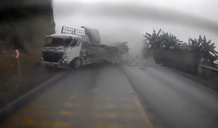 VIDEO: Xe tải nghi mất phanh, t&agrave;i xế đ&aacute;nh l&aacute;i tr&aacute;nh nhiều phương tiện trước khi t&ocirc;ng v&agrave;o v&aacute;ch n&uacute;i- Ảnh 1.