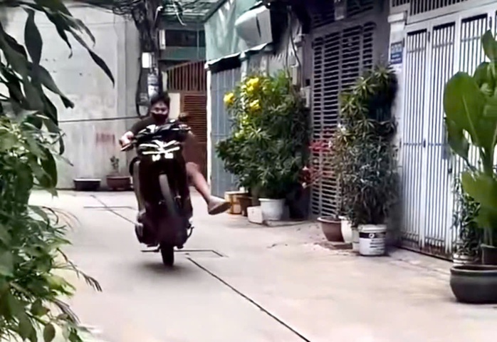 Li&ecirc;n tục đăng clip bốc đầu xe m&aacute;y quảng c&aacute;o cho tiệm sửa xe- Ảnh 1.