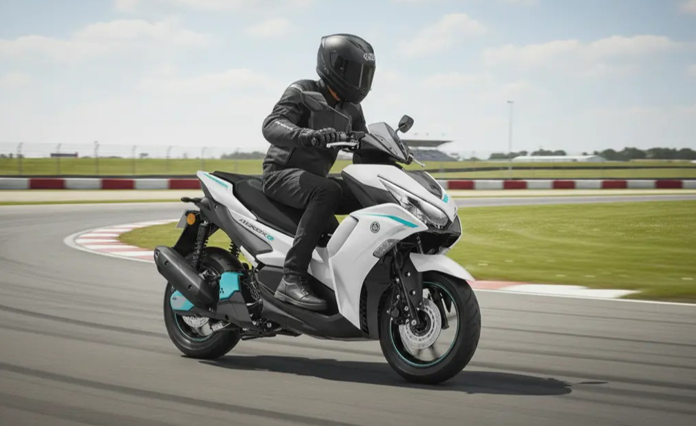 Yamaha Aerox-E chốt gi&aacute; đắt gấp đ&ocirc;i bản xăng: Nước đi t&aacute;o bạo hay r&agrave;o cản khi về Việt Nam?- Ảnh 2.