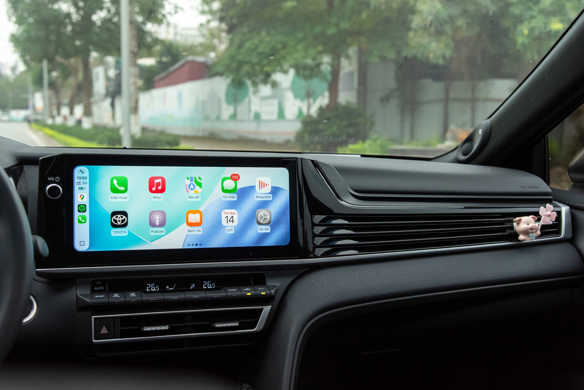 Nữ Gen Z Hà Nội 'bỏ Mẹc' sắm Toyota Camry làm xe đầu đời: ‘Không thích phô trương, có thứ phải hy sinh khi mua sớm’- Ảnh 6. Nữ Gen Z Hà Nội 'bỏ Mẹc' sắm Toyota Camry làm xe đầu đời: ‘Không thích phô trương, có thứ phải hy sinh khi mua sớm’- Ảnh 6.