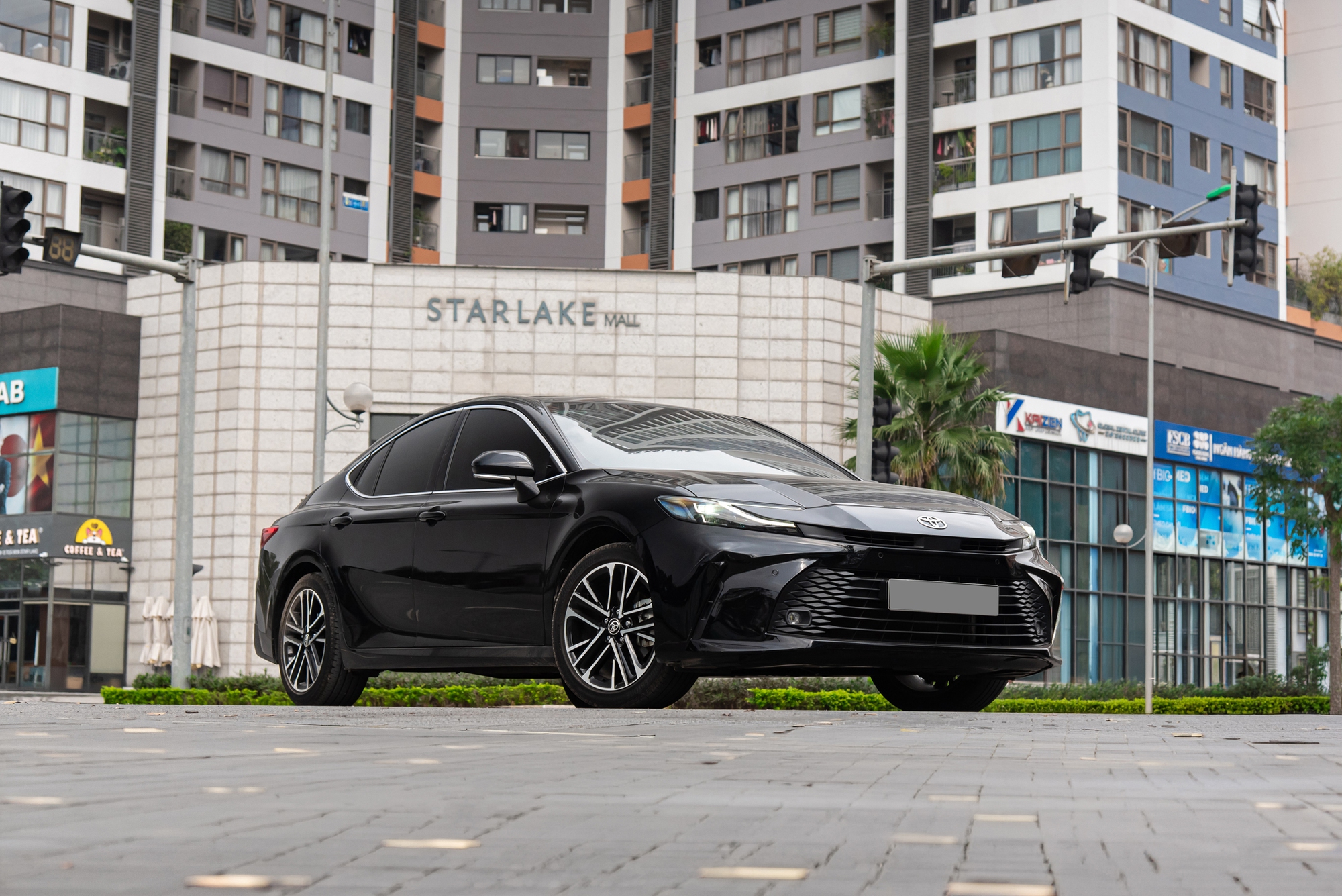 Nữ Gen Z Hà Nội 'bỏ Mẹc' sắm Toyota Camry làm xe đầu đời: ‘Không thích phô trương, có thứ phải hy sinh khi mua sớm’- Ảnh 3. Nữ Gen Z Hà Nội 'bỏ Mẹc' sắm Toyota Camry làm xe đầu đời: ‘Không thích phô trương, có thứ phải hy sinh khi mua sớm’- Ảnh 3.