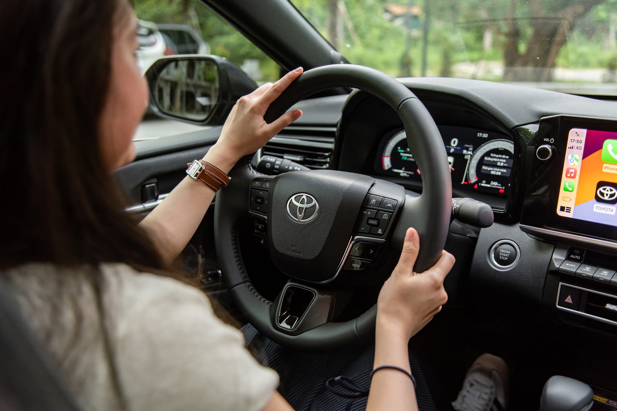 Nữ Gen Z Hà Nội 'bỏ Mẹc' sắm Toyota Camry làm xe đầu đời: ‘Không thích phô trương, có thứ phải hy sinh khi mua sớm’- Ảnh 2. Nữ Gen Z Hà Nội 'bỏ Mẹc' sắm Toyota Camry làm xe đầu đời: ‘Không thích phô trương, có thứ phải hy sinh khi mua sớm’- Ảnh 2.