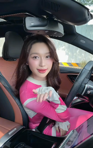 "Biến h&igrave;nh" th&agrave;nh si&ecirc;u nh&acirc;n để&hellip; l&aacute;i xe, hot girl khiến người xem th&iacute;ch th&uacute;- Ảnh 2.